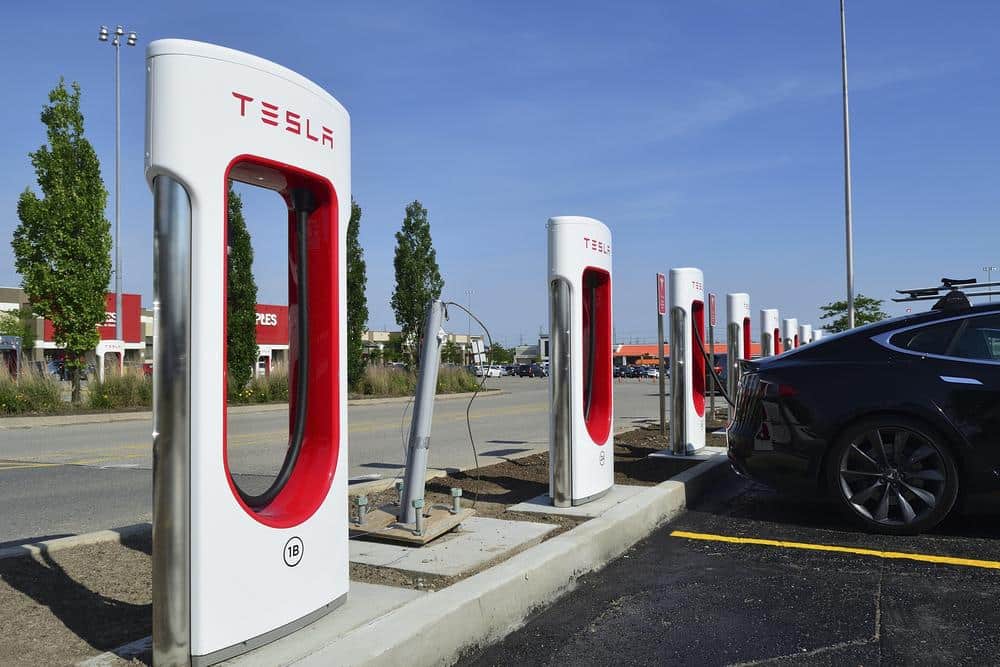 Keep the EV Mandate, Say Canadian Energy Experts