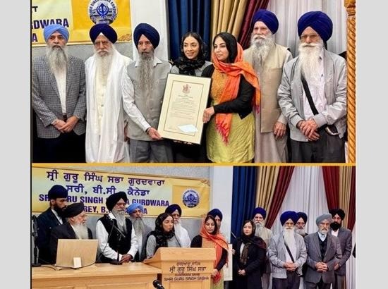 Attorney General Niki Sharma presents B.C.’s official proclamation marking Nov 24 as the 350th anniversary of Guru Tegh Bahadur Ji’s martyrdom to the Singh Sabha Gurdwara management in Surrey.