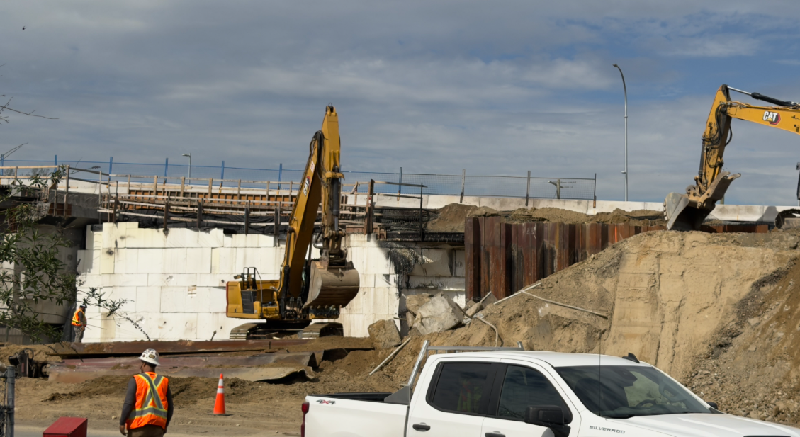 Emergency crews responding to vehicle fire on stal̕əw̓asəm Riverview Bridge causing traffic delays